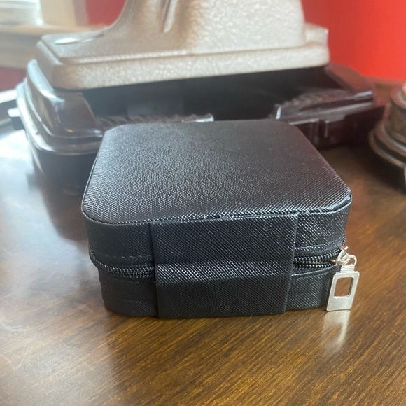 NWT Jewelry Box in Black With Choice of One Set of Vintage Earrings - Picture 4 of 14